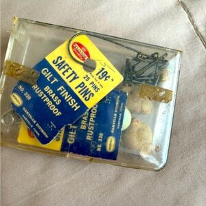 Vintage GOODY Bobby clip box.‎ And Clinton quality safety pins.small & diaper